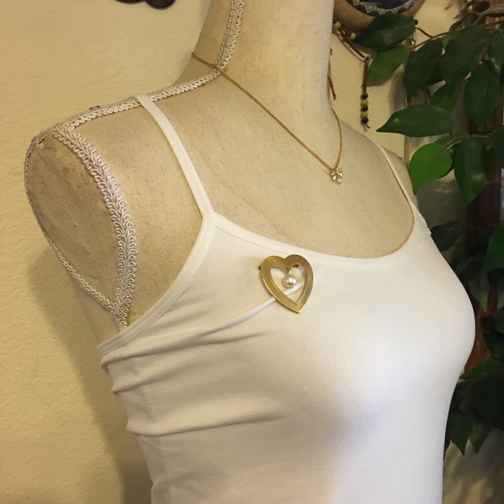 Vintage gold tone heart dangle pearl accent brooch - Picture 4 of 5